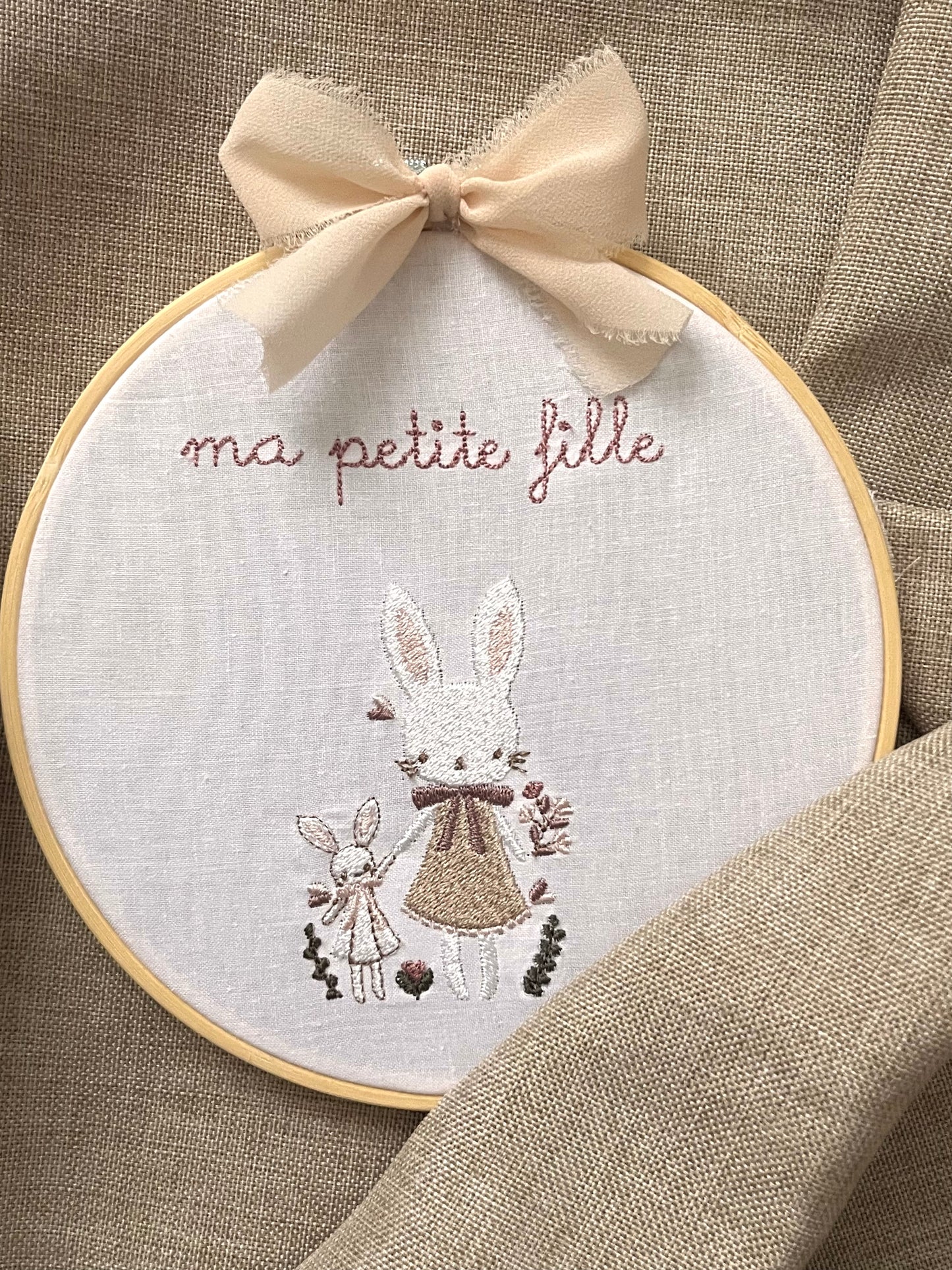 Tambourin brodé lapins